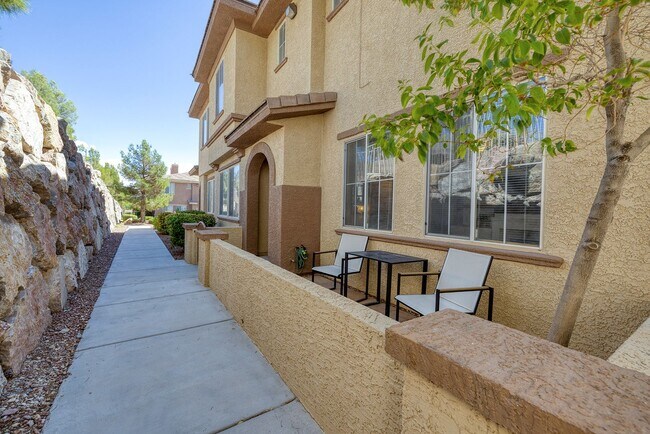 Foto del edificio - FULLY FURNISHED 2 BEDROOM CONDO IN THE NW ...