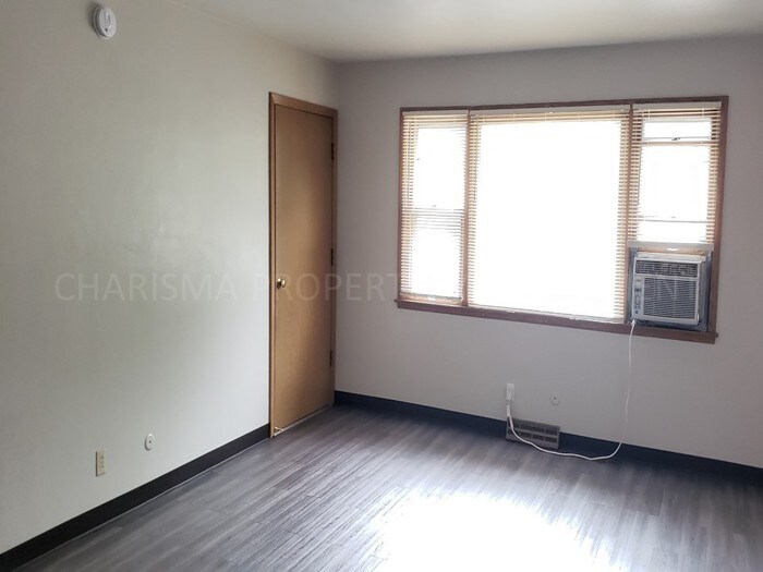Primary Photo - 512 W 16th St