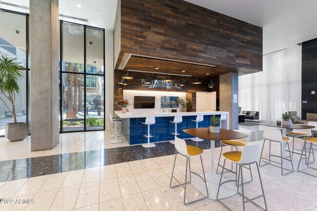 Foto del edificio - 100 W Portland St