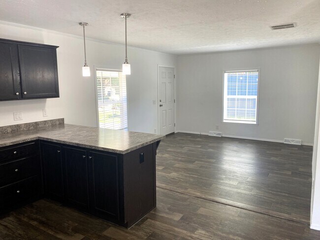 Building Photo - 308 Elm Ave