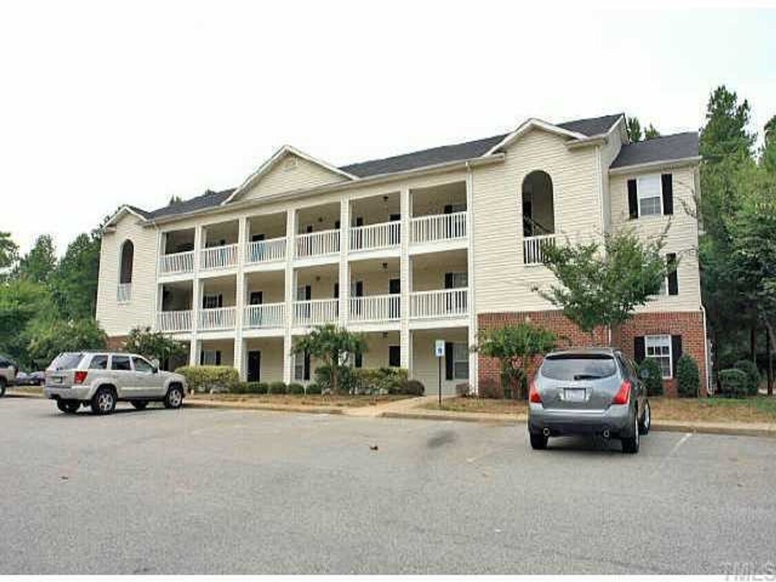 Foto principal - *Move In Special* 3 Bed | 2 Bath Condo nea...