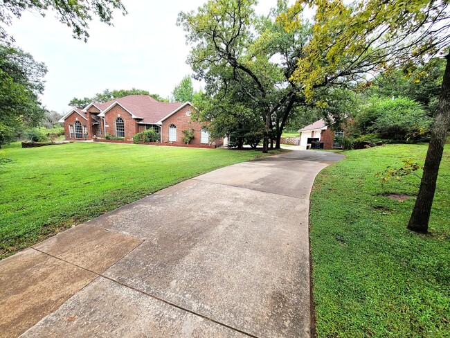 Foto del edificio - Edmond Home on 2.5 Acres w/ Pool