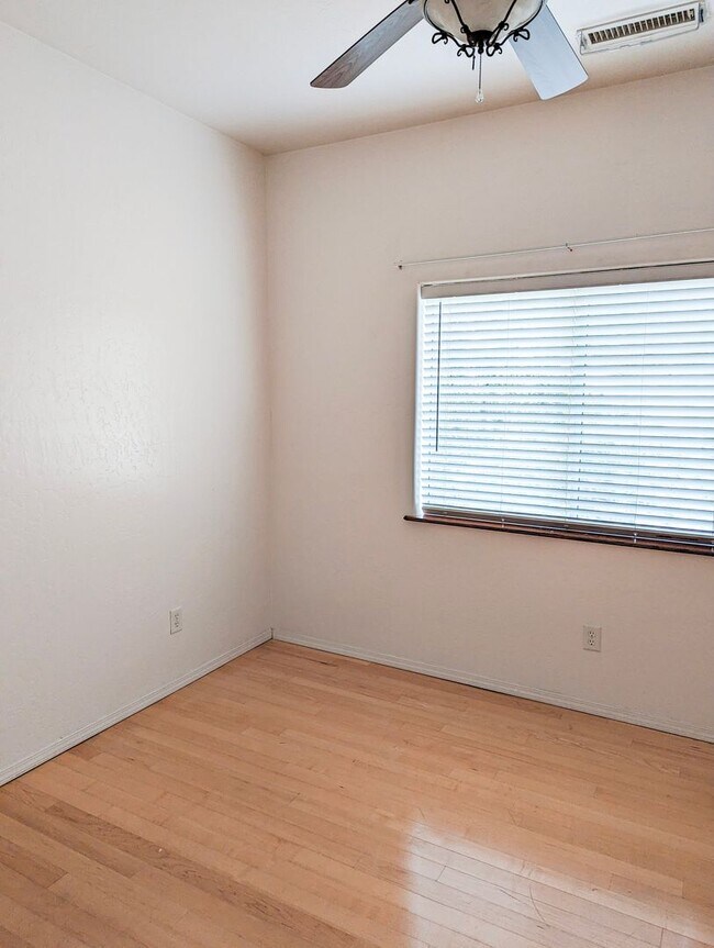Building Photo - BEAUTIFUL PRESCOTT TOWN HOME AVAILABLE NOW!