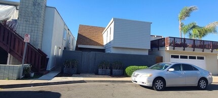 Building Photo - 215 Fern St