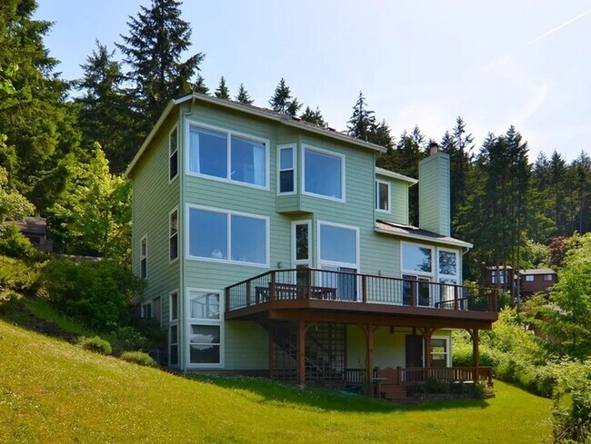 Building Photo - Gorgeous Home with a View!
