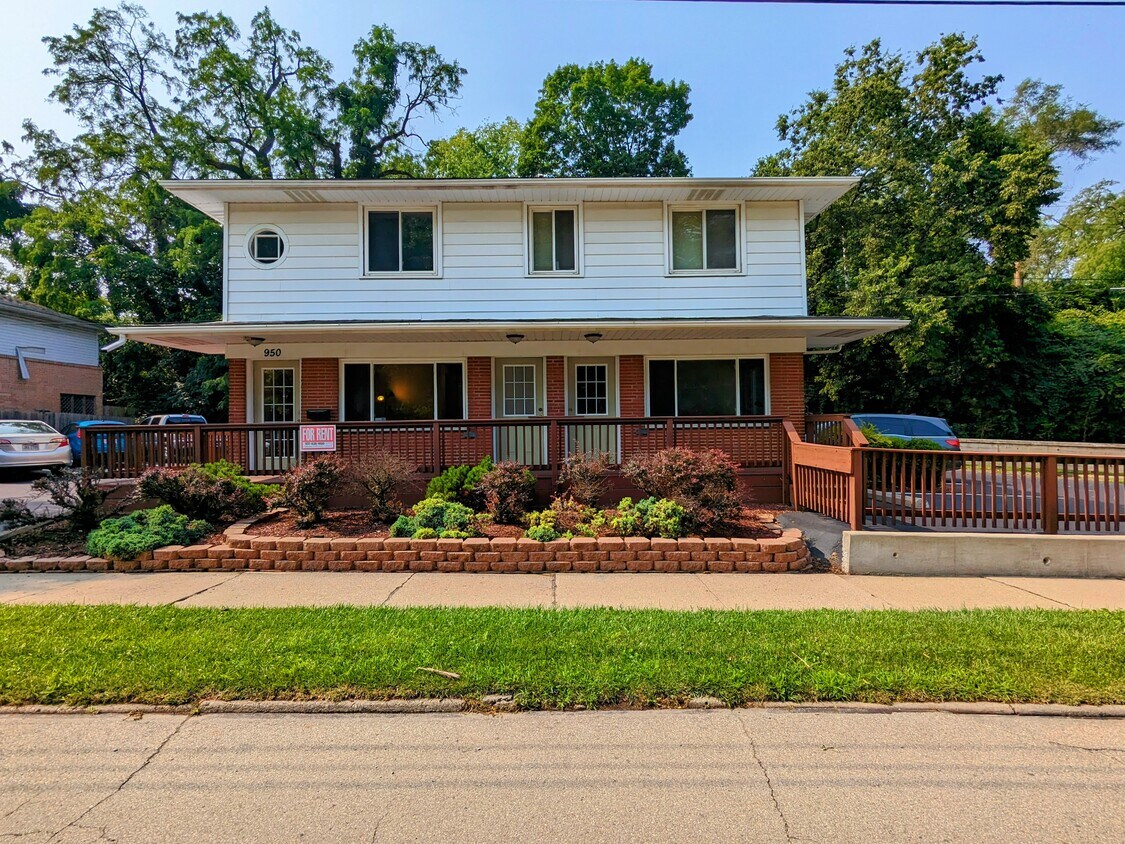 Primary Photo - 950 Irving Ave