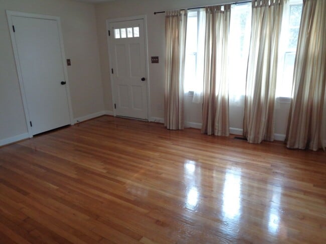 Building Photo - Cozy and Comfy House with Screened Porch-O...