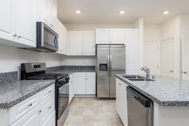 Building Photo - Stunning New Build, Never Lived in Condo i...