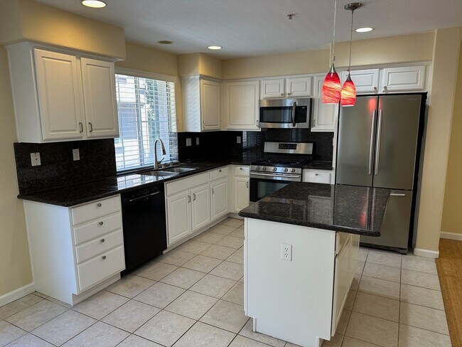 Building Photo - Fresh and Bright 3 Bed 2.5 Bath Evergreen ...