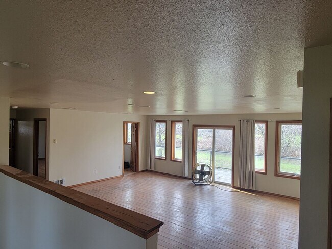 Foto del edificio - Coming Soon - Beautiful country living, large home with mother-in-law suite!