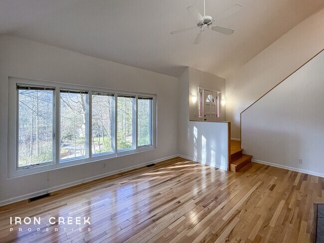 Building Photo - Beautiful 3-Bed/3.5-Bath Home in Gated Fai...