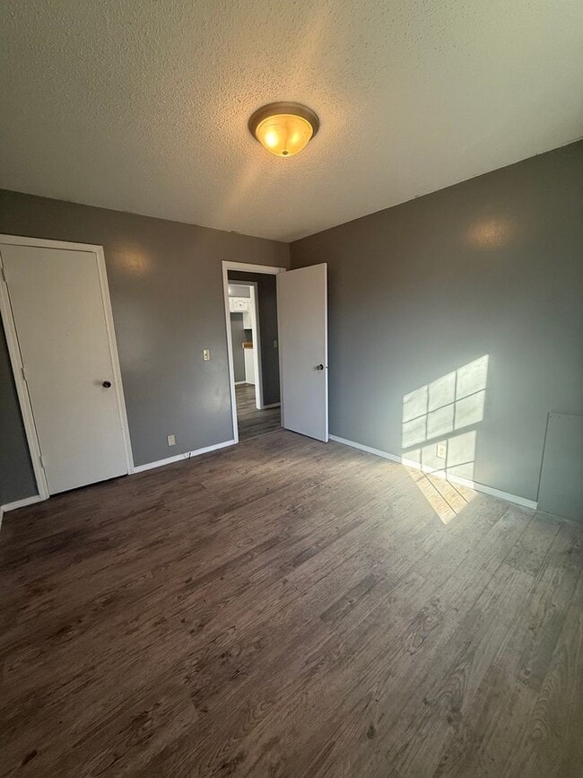 Building Photo - Super Cute 2 bed 1 bath Duplex