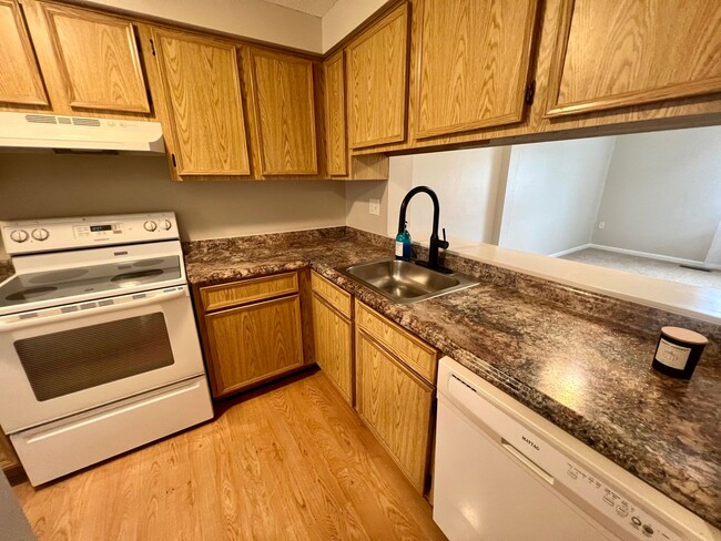 Building Photo - Adorable Townhouse - 2 Bedroom 1.5 Bathroo...