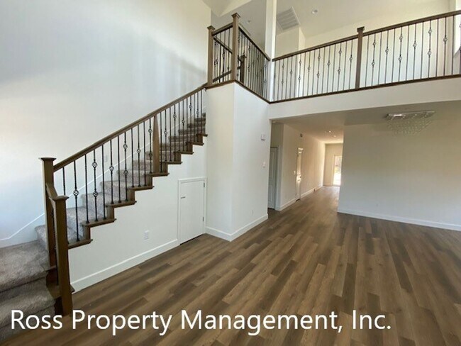 Building Photo - Immaculately Two Story Home Ready for Imme...