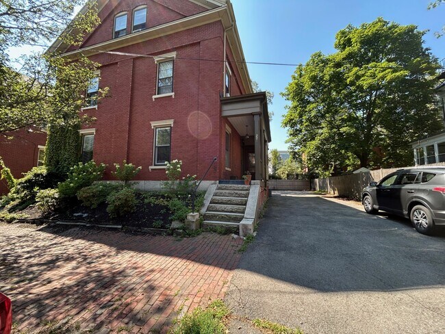 Building Photo - 270 Brackett St