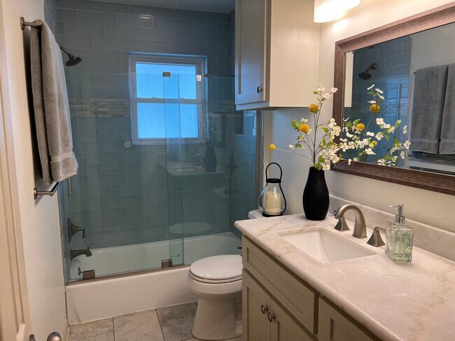 Building Photo - 5322 Saxon Dr