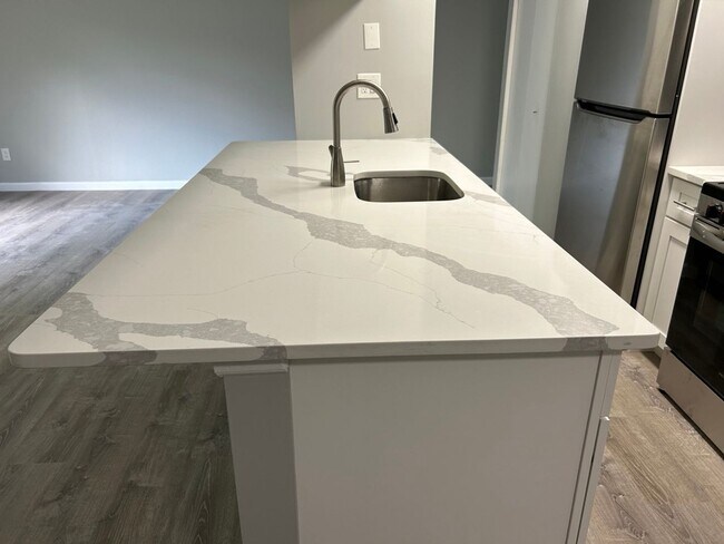 Building Photo - Recently Renovated 2 Bedroom 1 Bath Condo!...