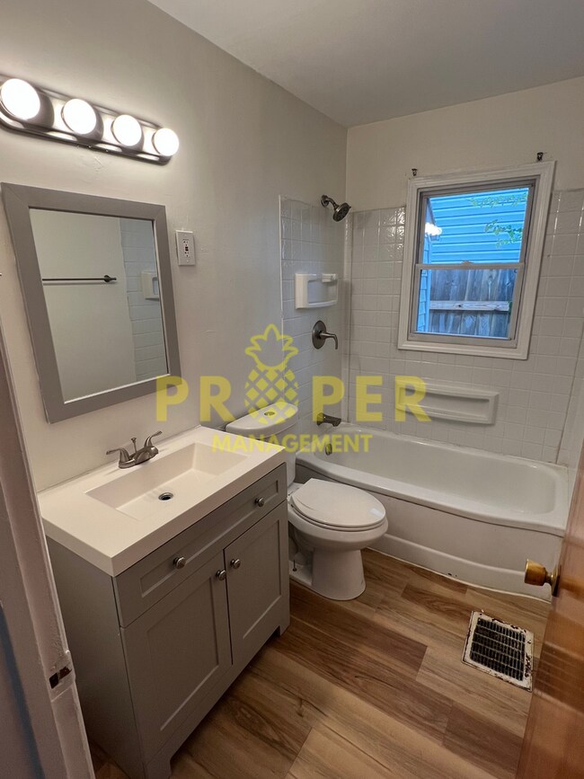 Building Photo - 4 bedroom, 1 bathroom house for rent