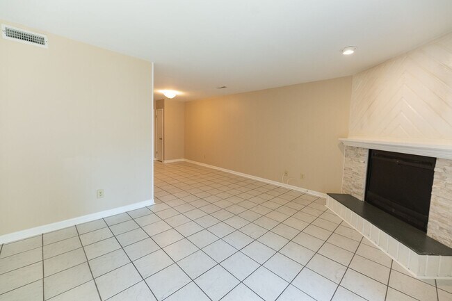Foto del edificio - Charming 2 BD, 2.5 BA Townhome w/ a Community Pool in a Prime Winston Location