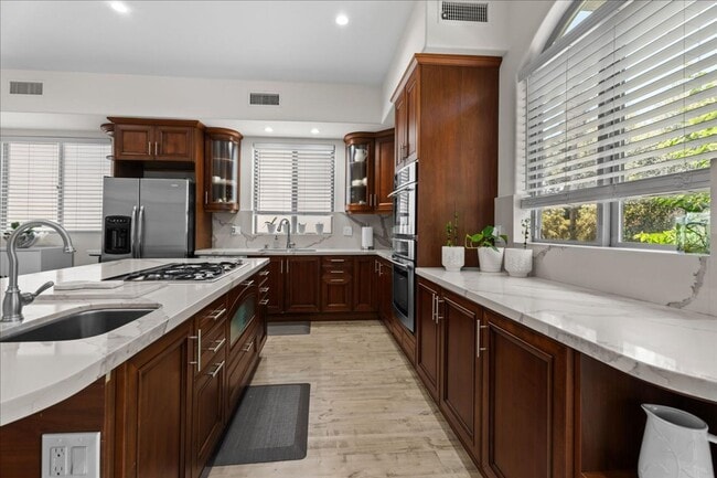 Building Photo - Spacious Tri-Level Townhome in Valley Village