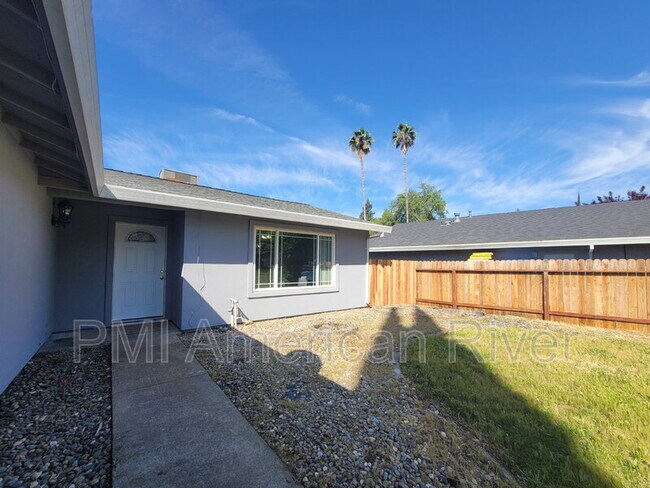 Building Photo - 7725 Wooddale Way