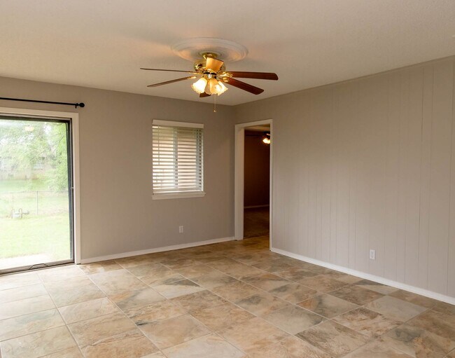 Foto del edificio - This Super Cute 3 Bed, 2 Bath, 2 Car Garag...