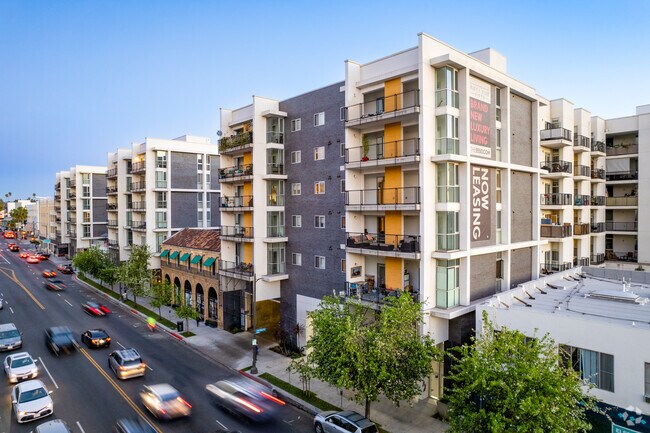 Building Photo - 5550 Hollywood