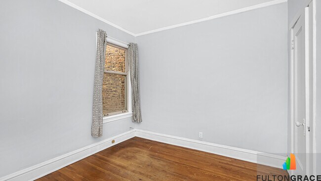 Building Photo - Spacious 3 Bed w/ Office, Den, New Kitchen...