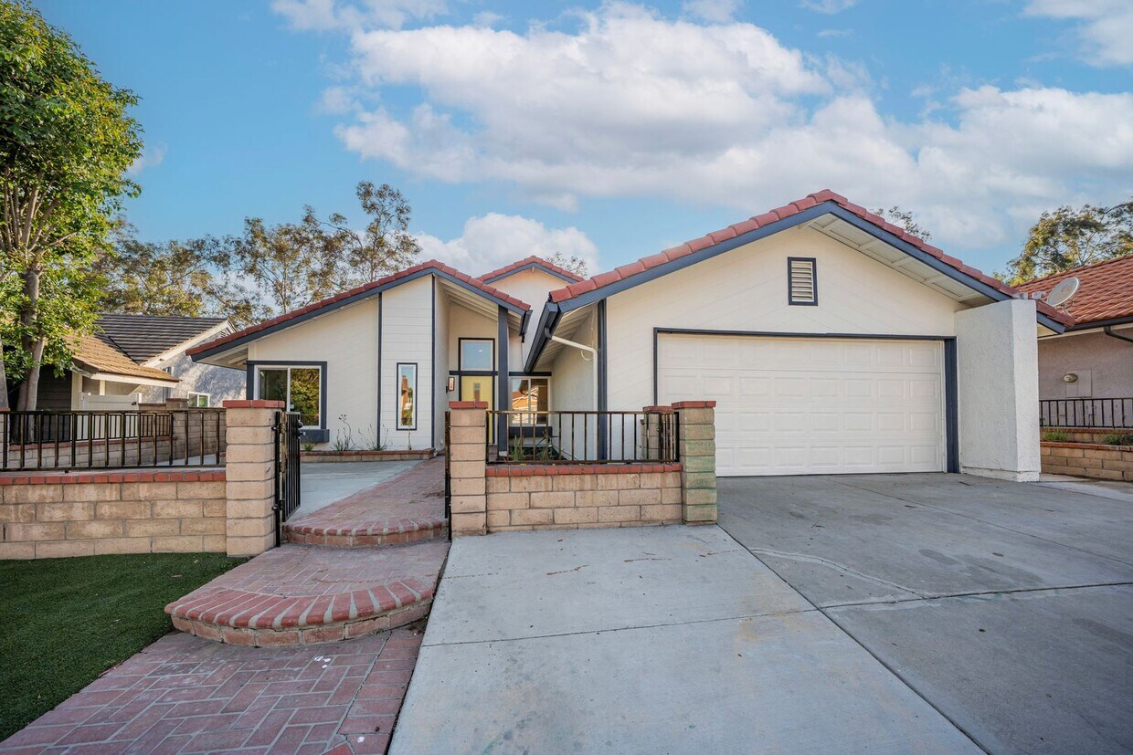 Foto principal - BEAUTIFULLY RENOVATED 4-BEDROOM HOME IN PH...