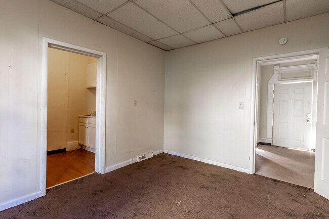 Building Photo - 405 Forest Ave