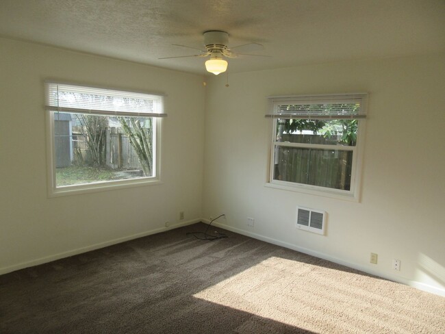 Foto del edificio - One Bedroom Home in Keizer