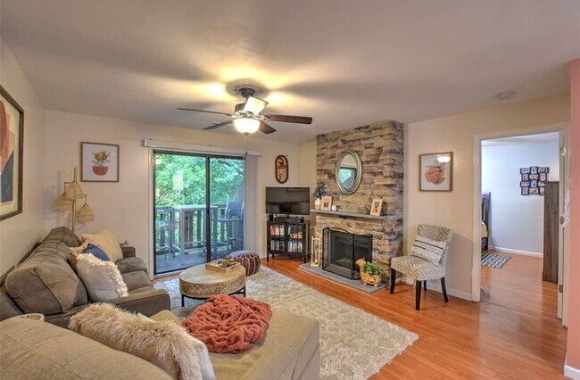 Building Photo - 450 Woodside Trl