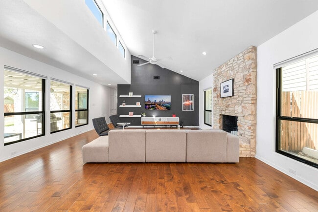 Foto del edificio - 11502 Oak Knoll Dr