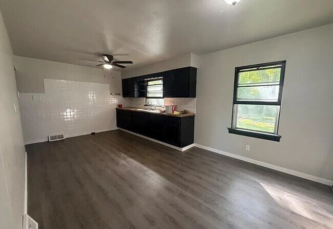Foto del edificio - For Lease