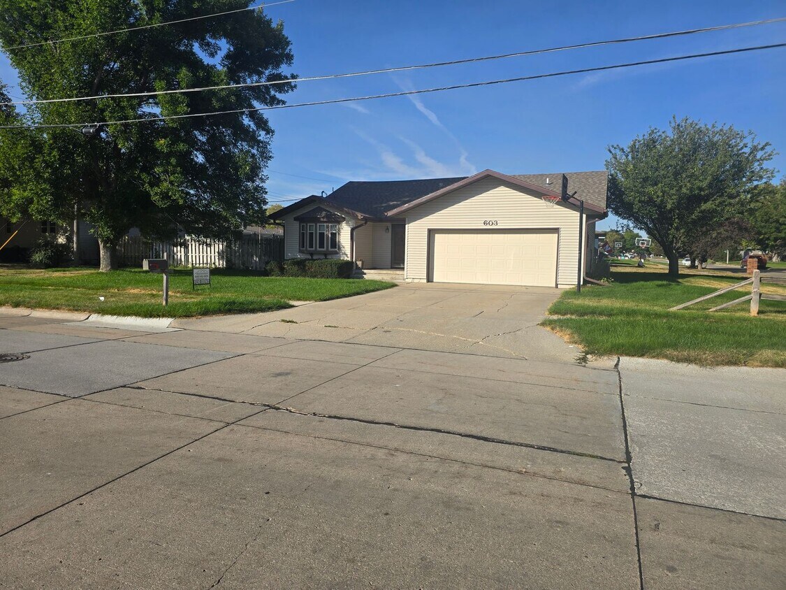 Foto principal - Charming 4-Bedroom Home with Modern Comfor...