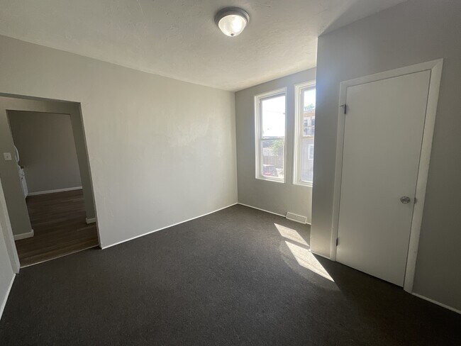 Foto del edificio - 840 W College Ave