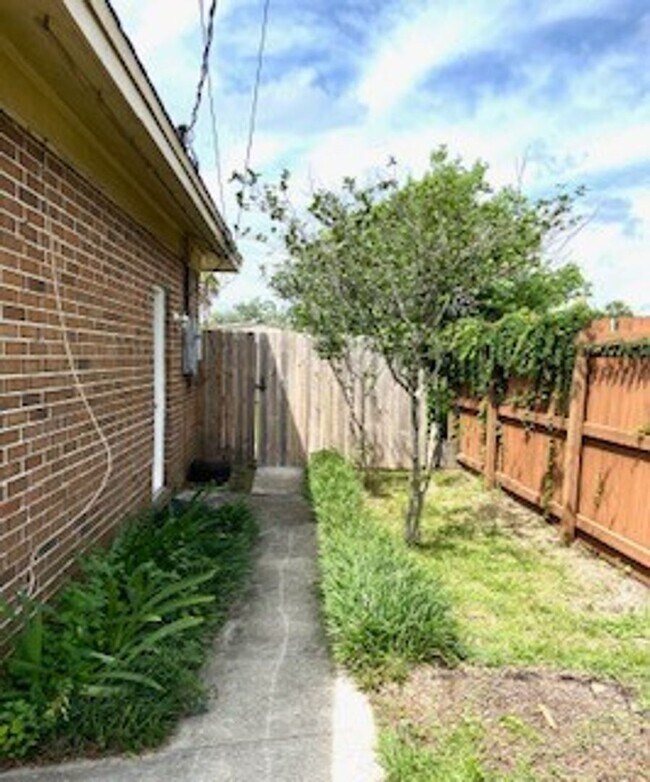 Building Photo - 3 bedroom, 2 bath home Convenient to schoo...