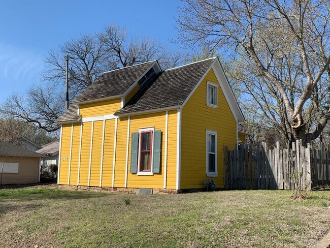 Building Photo - 817 S Shawnee Ave