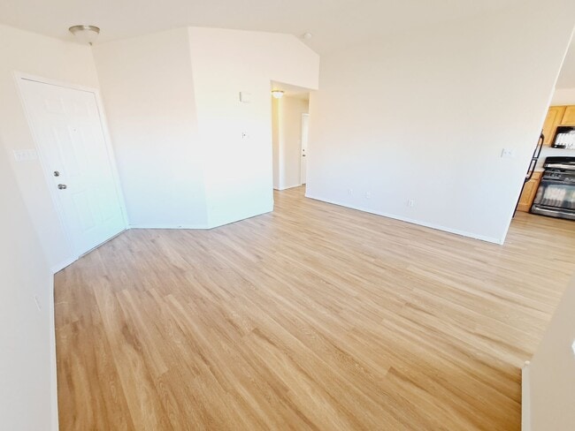 Building Photo - 3 bed 2 bath home in Huning Ranch. Great Yard