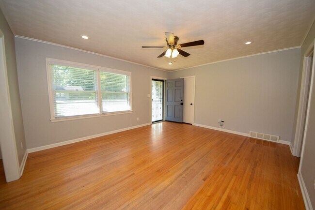 Foto del edificio - Cute and UPDATED 3 bed 2 bath home near GREAT SCHOOLS.