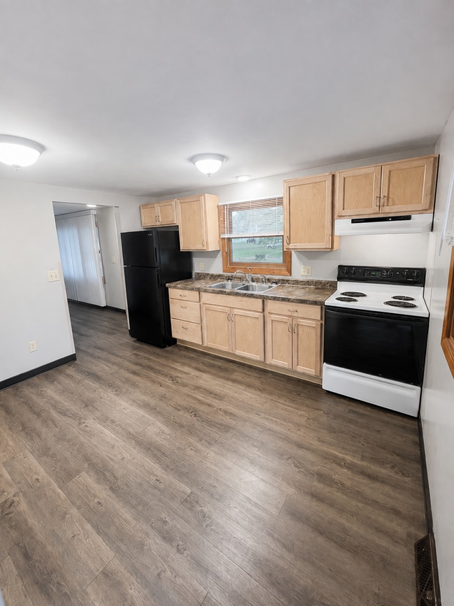 Building Photo - 607-701 Woodbine Dr