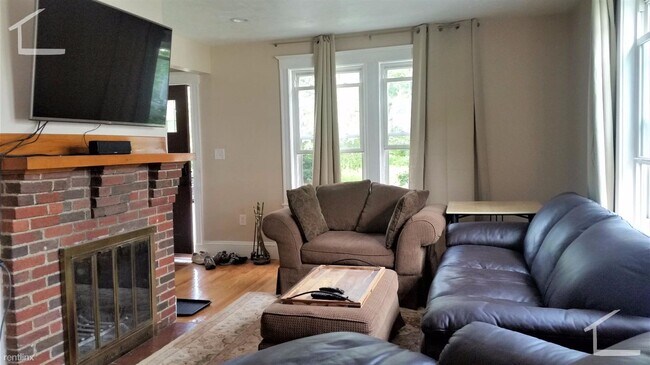 Foto del edificio - 4 br, 2 bath House - 80 Hunnewell Ave # 1D