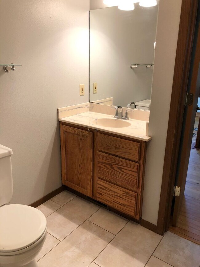 Foto del edificio - $2900|5 Bedroom 3 Bath |Fenced Backyard| Deck| Laundry| Basement