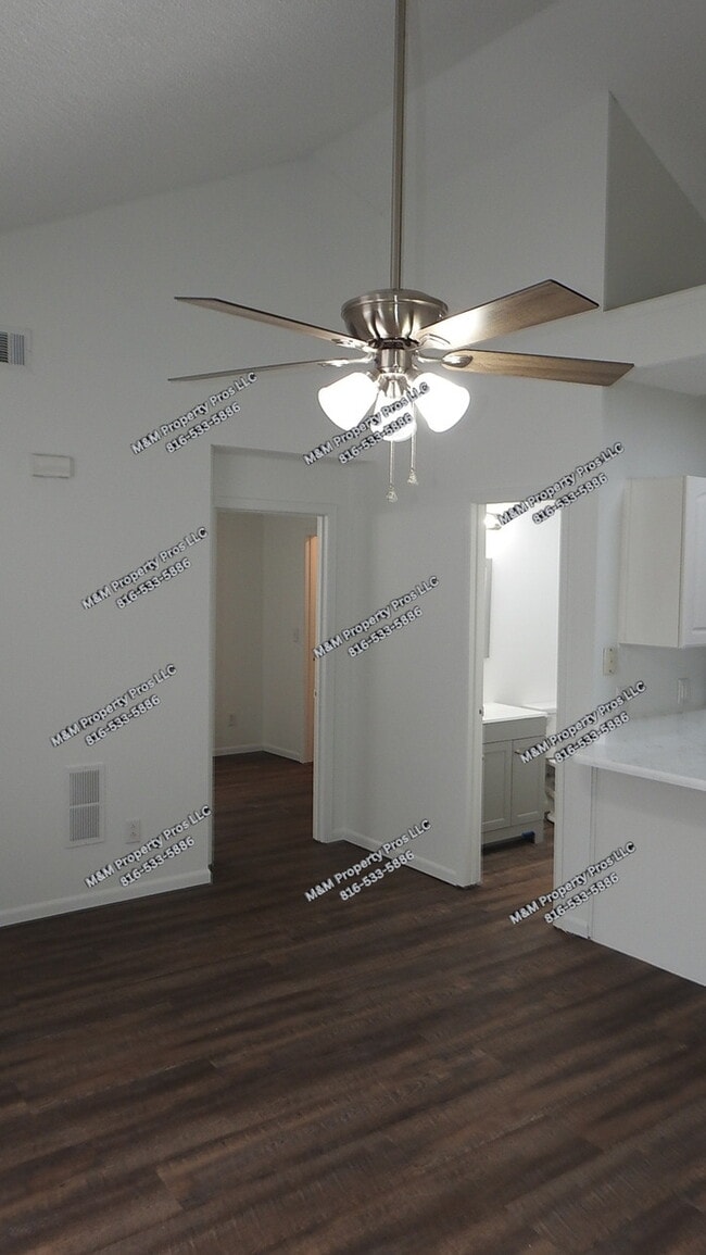 Building Photo - Adorable 2 bedrooms and 1 bath home located on N Drury Ave in Kansas City, MO