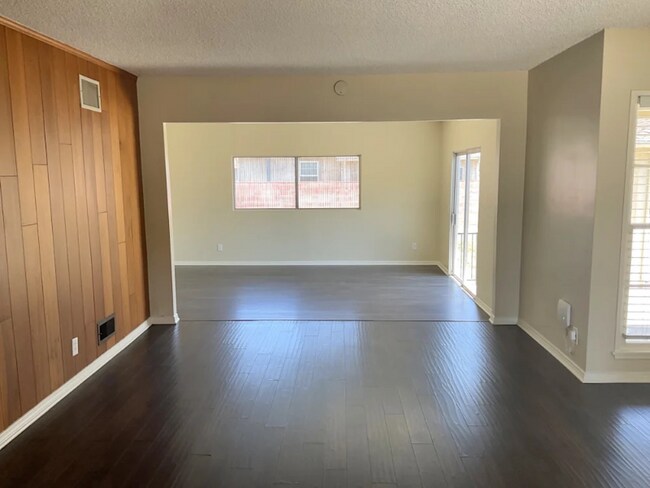 Foto del edificio - 8139 Darby Ave