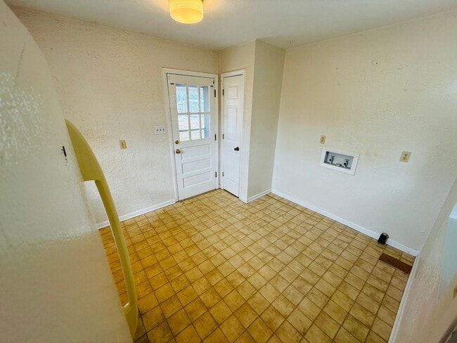 Building Photo - 1104 Ayton Pl