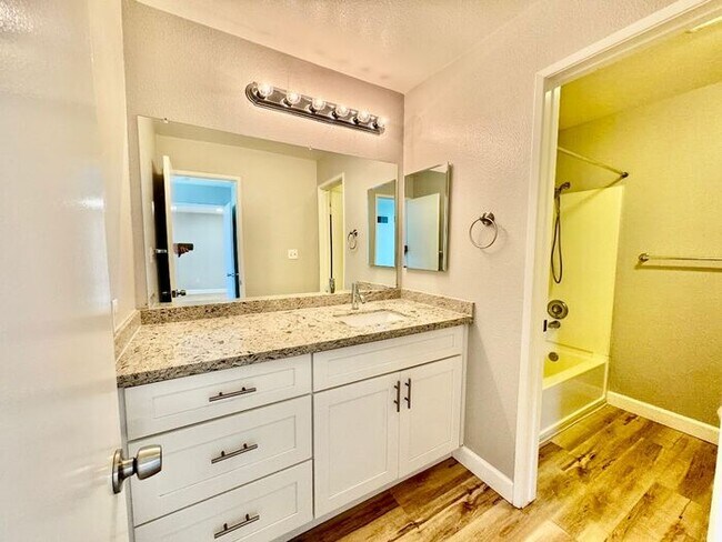 Foto del edificio - Beautifully Upgraded 2-Bedroom Condo in La Jolla Colony