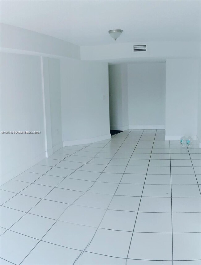 Building Photo - 2600 Collins Ave