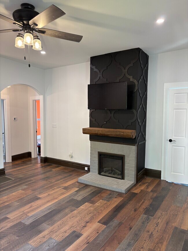 Building Photo - 53 Lincoln Ave W