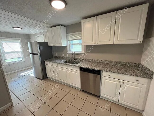 Foto del edificio - 23115 Powell Ave